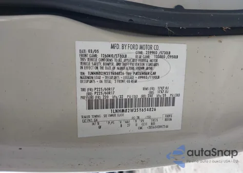 2005 Lincoln Town Car Signature Limited z USA, uszkodzony, nr VIN 1LNHM82W35Y654826